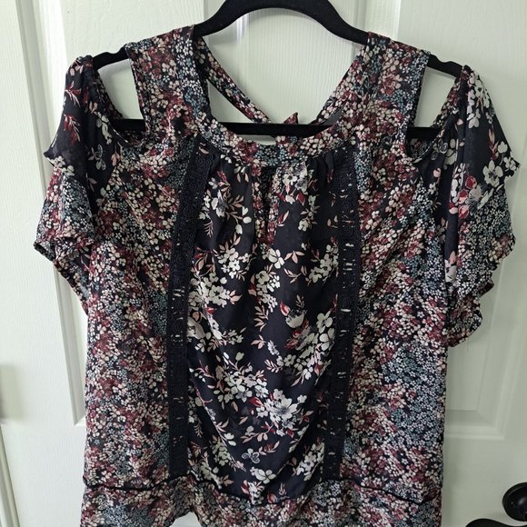 Cold Shoulder Blouse - Picture 4 of 8
